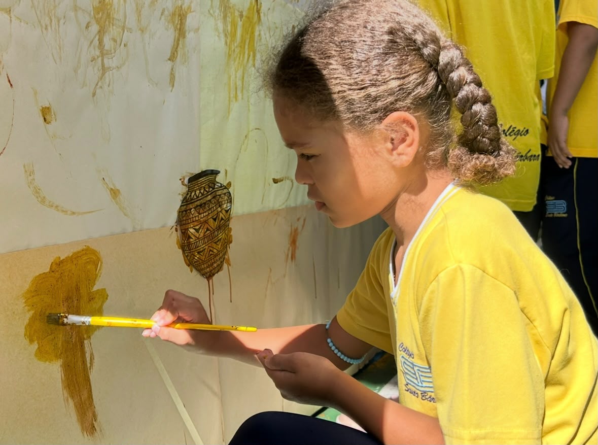 Aluna do Colégio Santa Bárbara participando de atividade artística