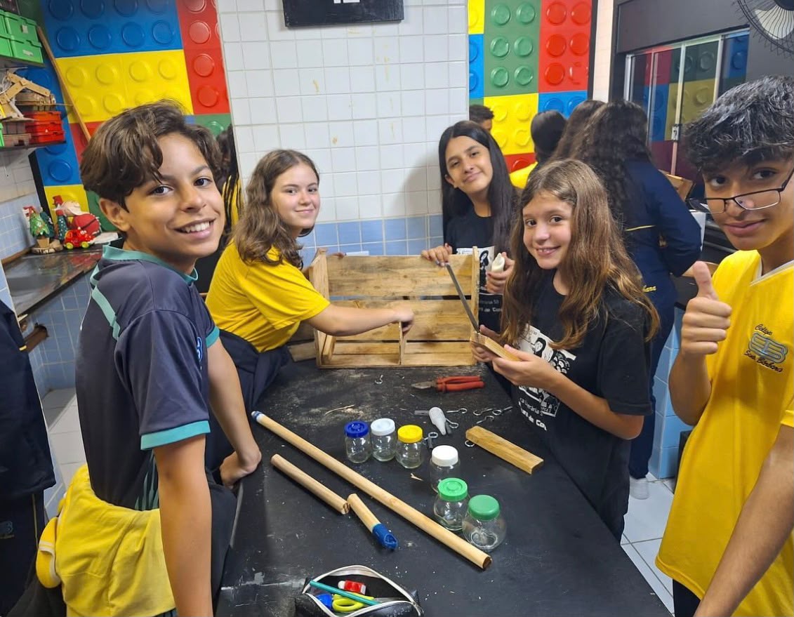 Estudantes do Colégio Santa Bárbara desenvolvendo projeto em equipe